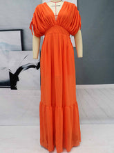 Vestido largo naranja y rojo para mujer, con escote en V, mangas cortas y espalda descubierta.